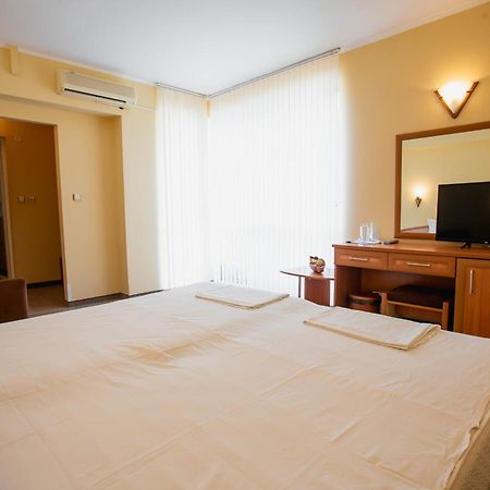 Hotel Dolphin Равда Экстерьер фото
