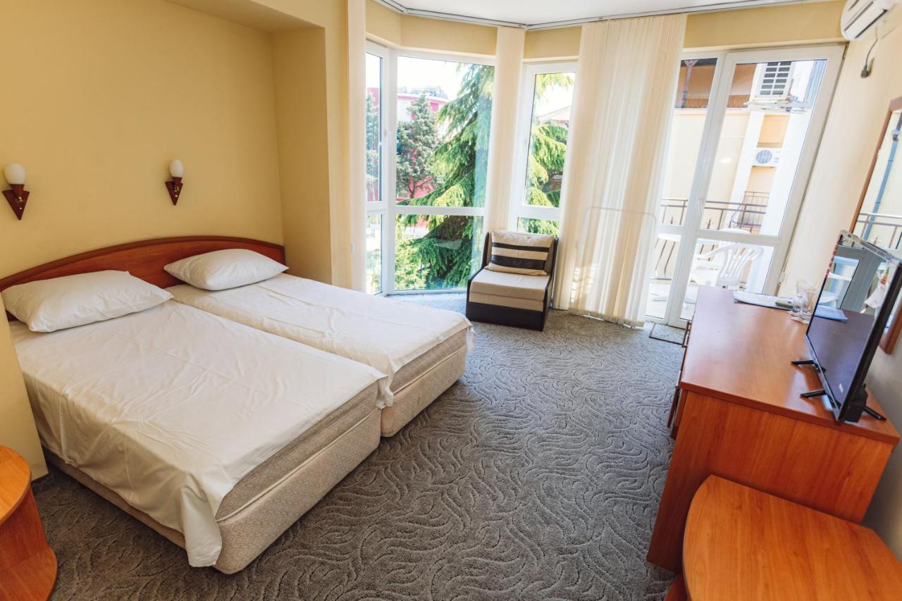 Hotel Dolphin Равда Экстерьер фото
