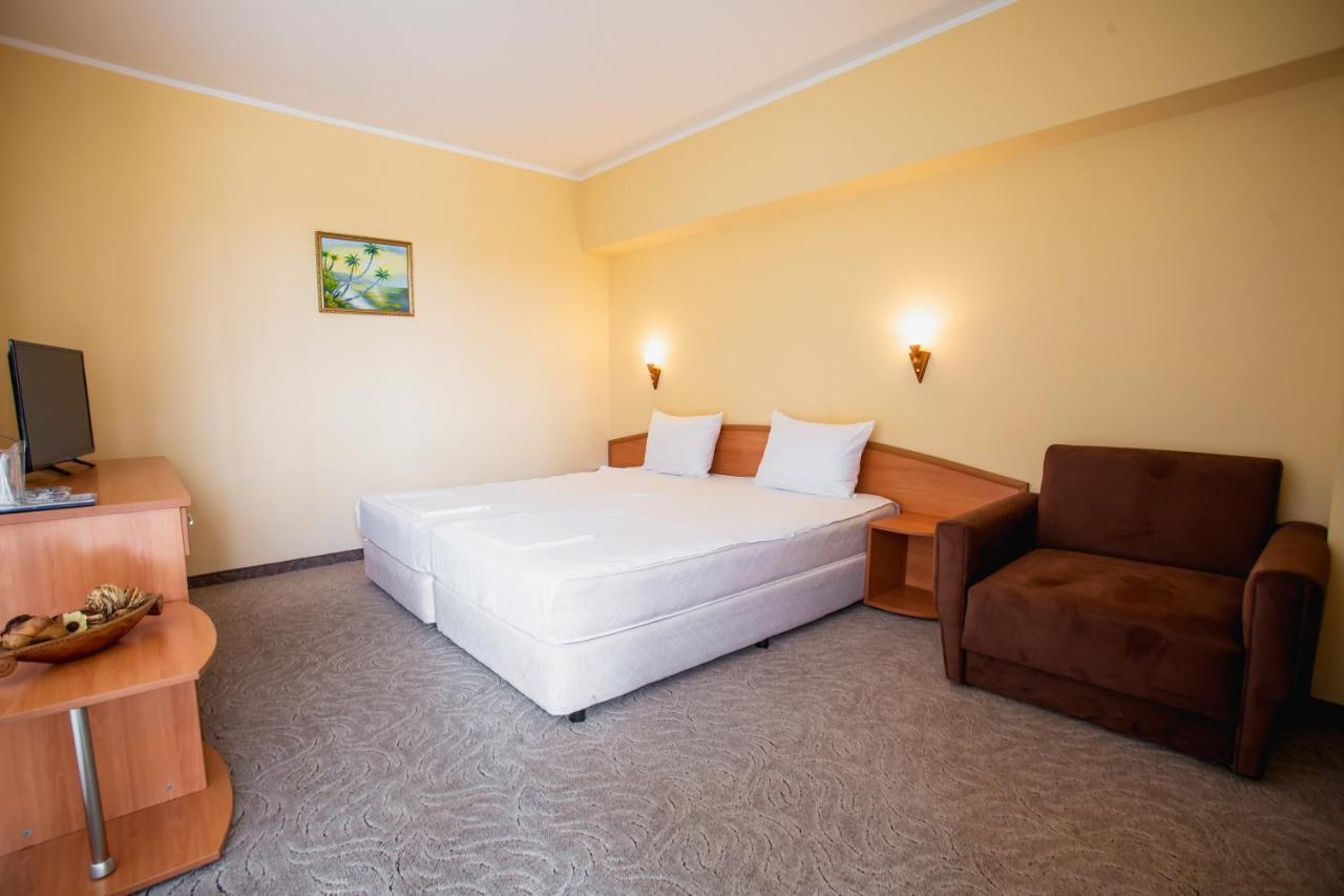 Hotel Dolphin Равда Экстерьер фото