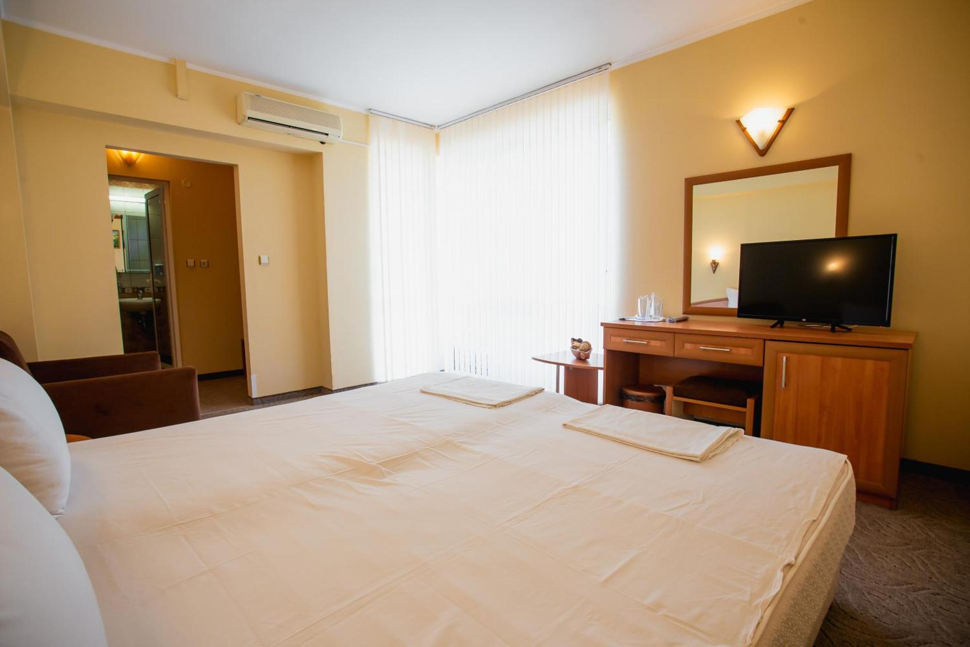 Hotel Dolphin Равда Экстерьер фото