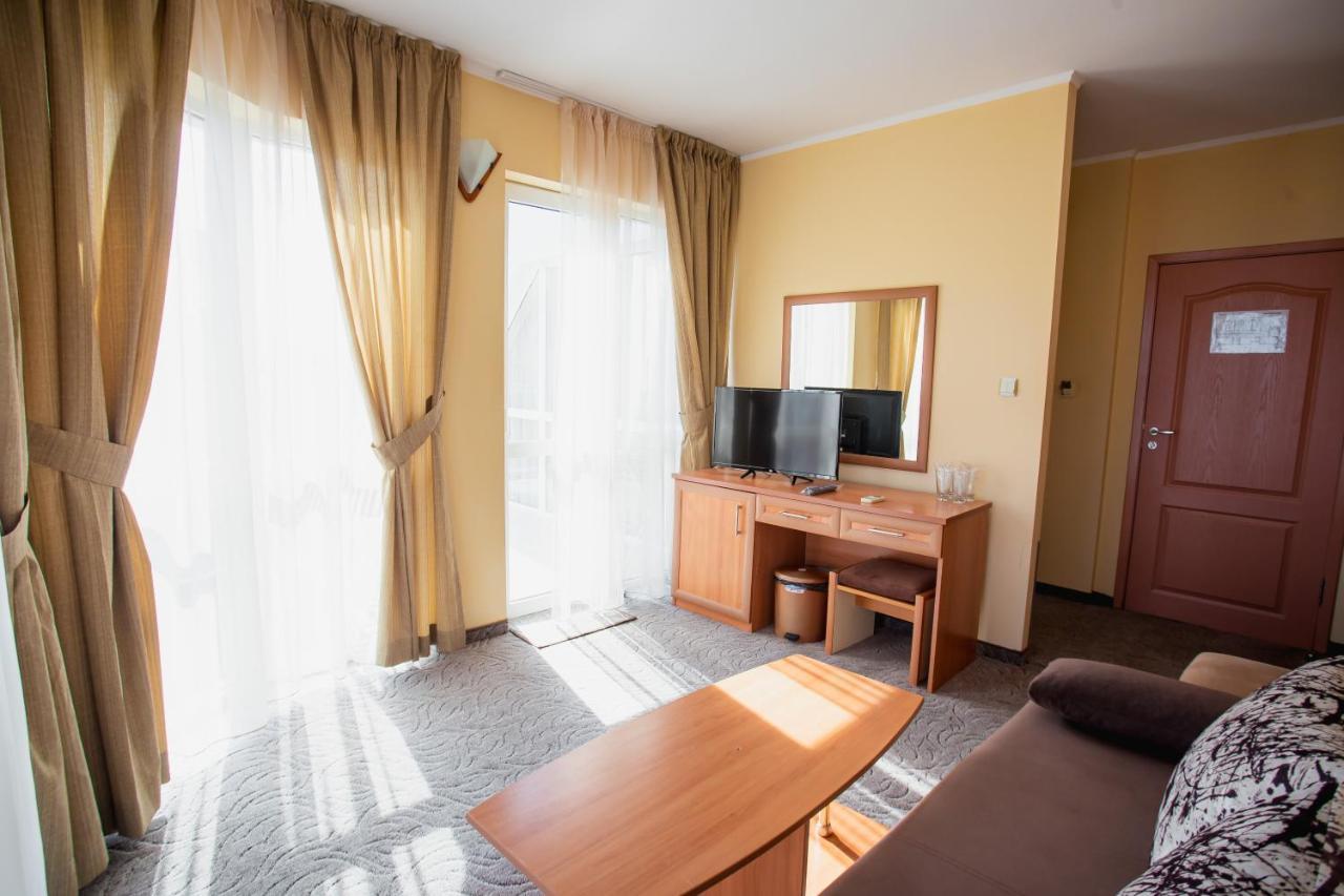 Hotel Dolphin Равда Экстерьер фото
