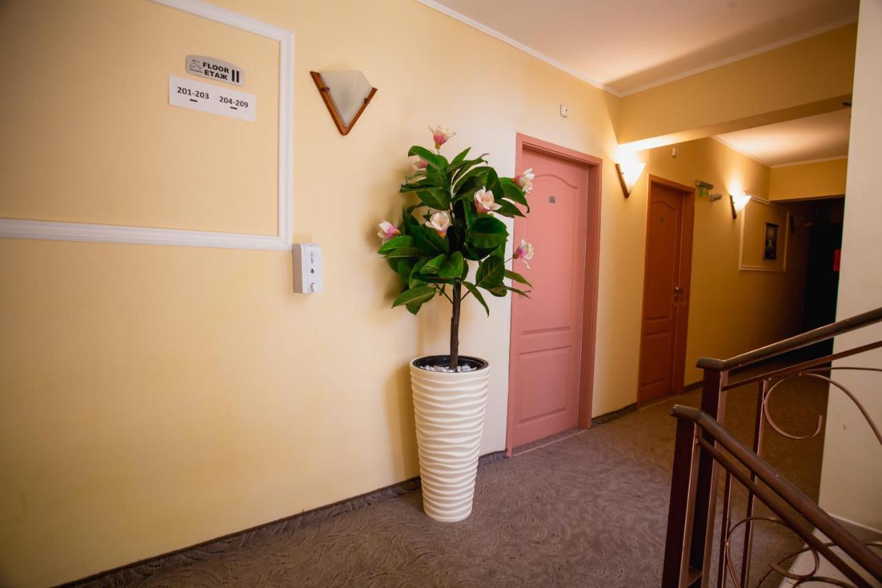 Hotel Dolphin Равда Экстерьер фото
